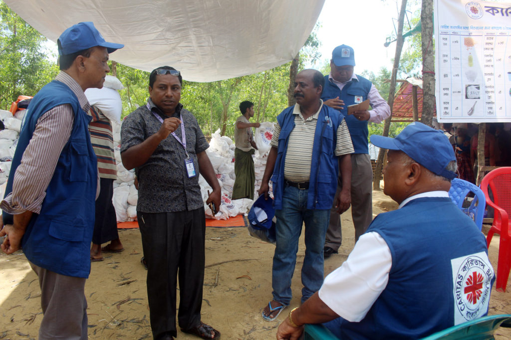 Caritas distributes food relief at Moniar Ghona camp 2, Uhkia, Cox’s Bazar, Bangladesh. Photo by Caritas Bangladesh